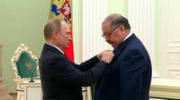 Владимир Путин наградил Алишера Усманова за благотворительную деятельность