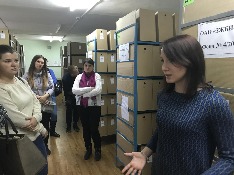 Специалист отдела К. К. Красевич знакомит студентов с документами архива