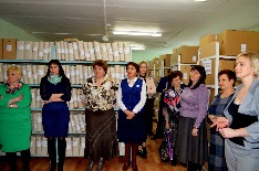 Гости архива во время посещения архивохранилищ