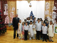 В Железногорске сотрудники Госавтоинспекции поздравили воспитанников Центра «Перспектива» с наступающим Новым годом