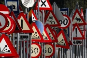В Железногорске продолжается установка новых дорожных знаков